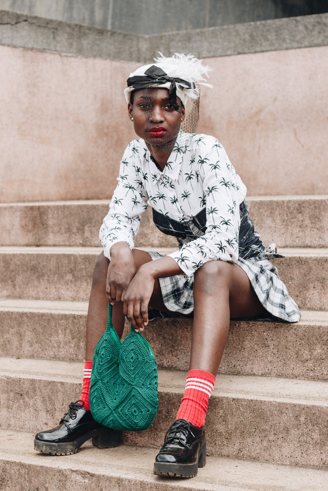 Bolsa verde, meias vermelhas